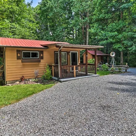 Hidden Creekside Cottage with Hot Tub&Grill!
